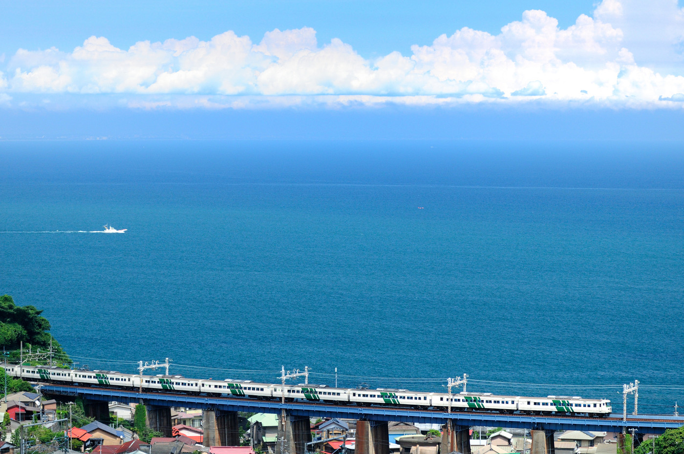 夏雲と相模湾と東海道線特急踊り子号