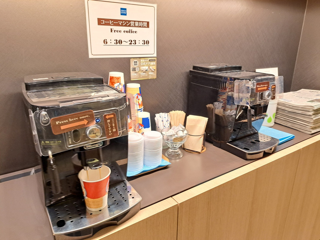 ロビーにある無料のコーヒーマシーン