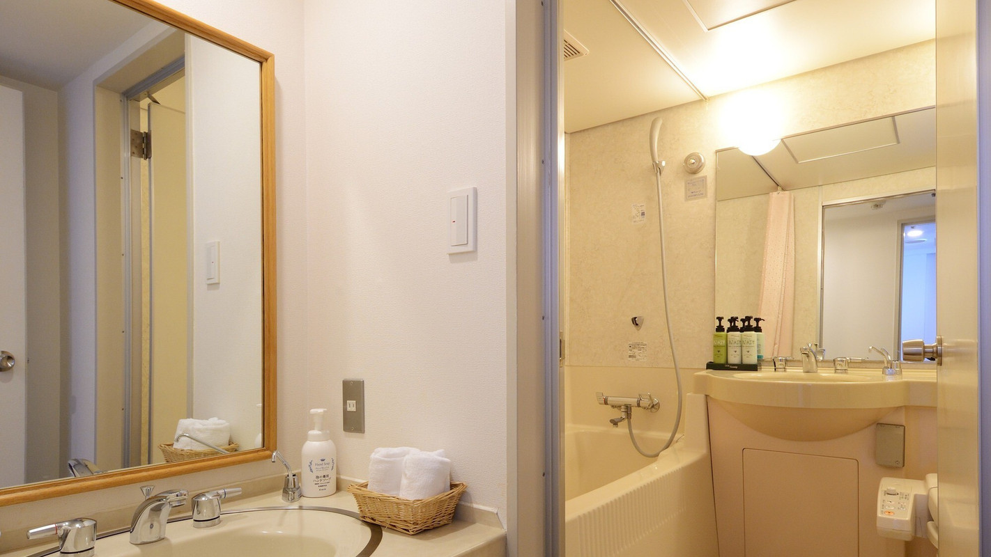● Deluxe Twin Room / Bathroom