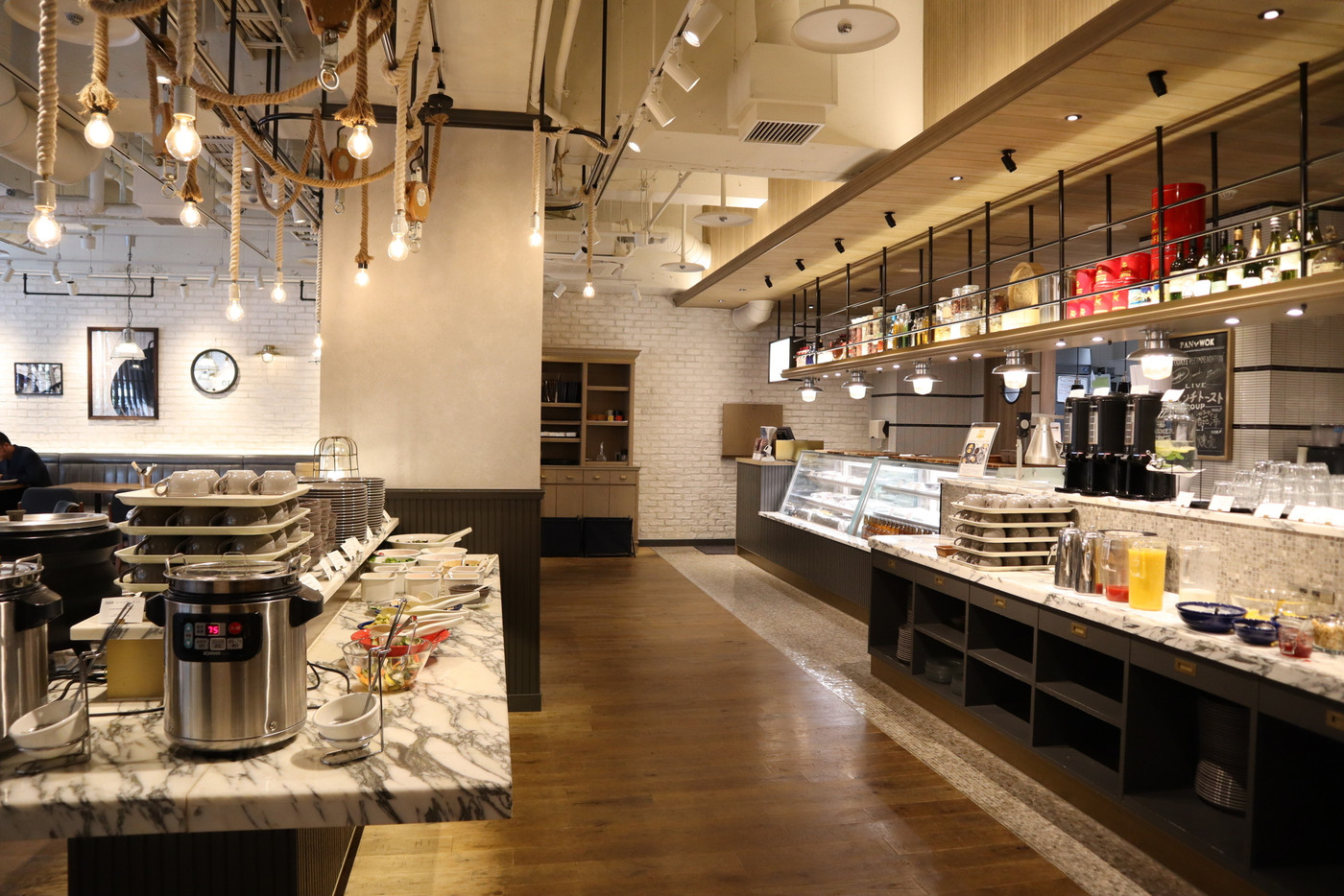 ホテル1階で、洋食と中華の朝食ビュッフェを2009374