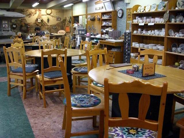 チェックアウトまで
館内でお土産探し / 4