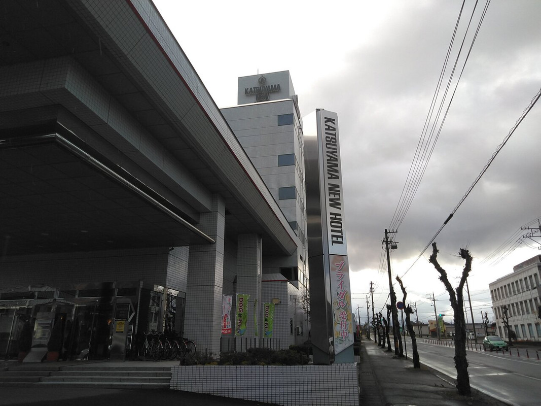 ホテルの外観です。大通りに面しています。