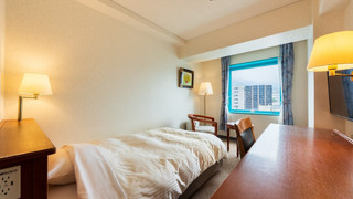 シングルルームセミダブルサイズベッド 1 台 喫煙可