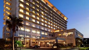 施設の正面 (日没後) / 3