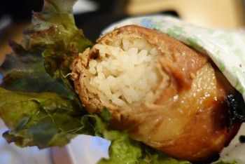「元祖にくまき本舗 宮崎本店」 料理 28176196 （2014/4月）「にくまきおにぎり」の断面