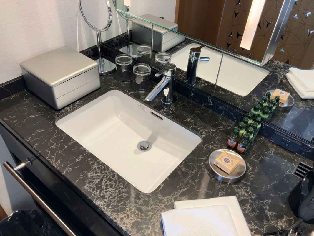 独立した洗面台、バスアメニティは左手の2段の箱に1人分ずつ