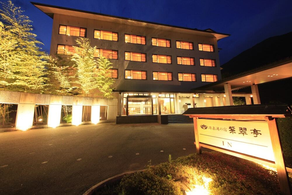 施設の正面 (日没後)