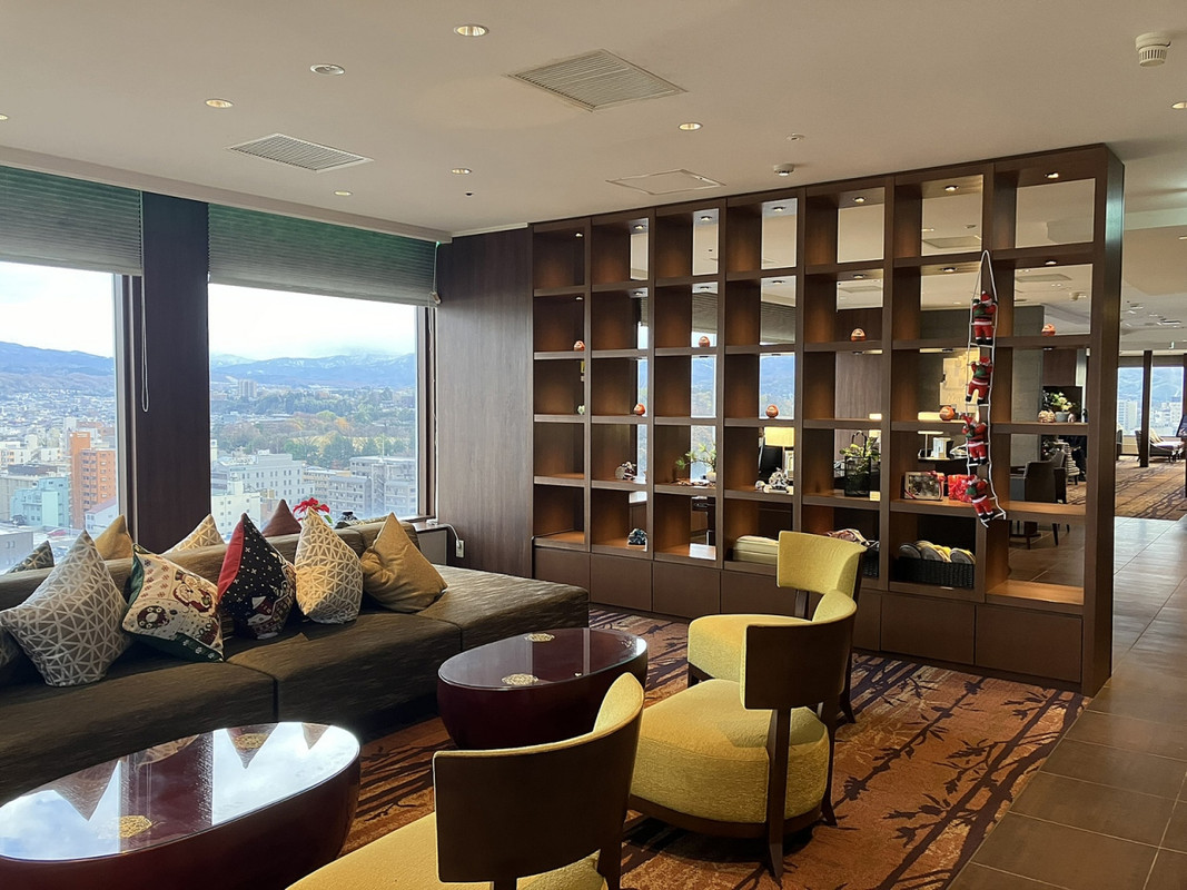 16階ロビー、大きな窓からの眺めは良いです