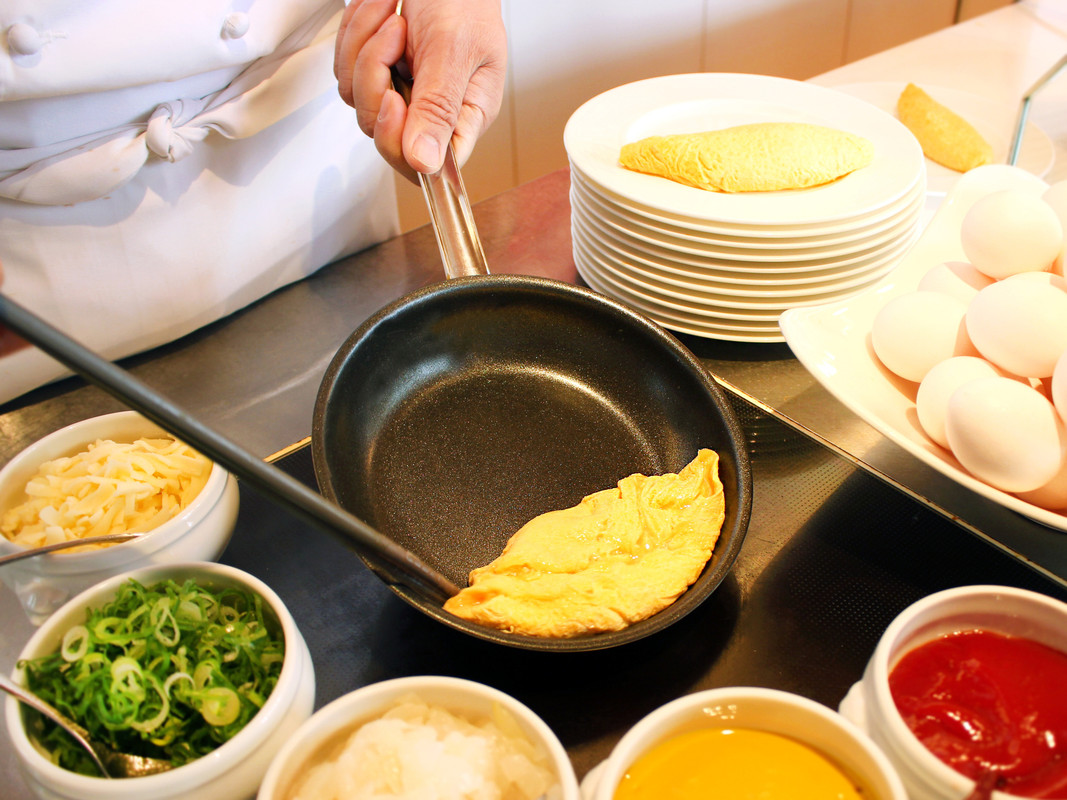 目の前で焼いてくれるオムレツ