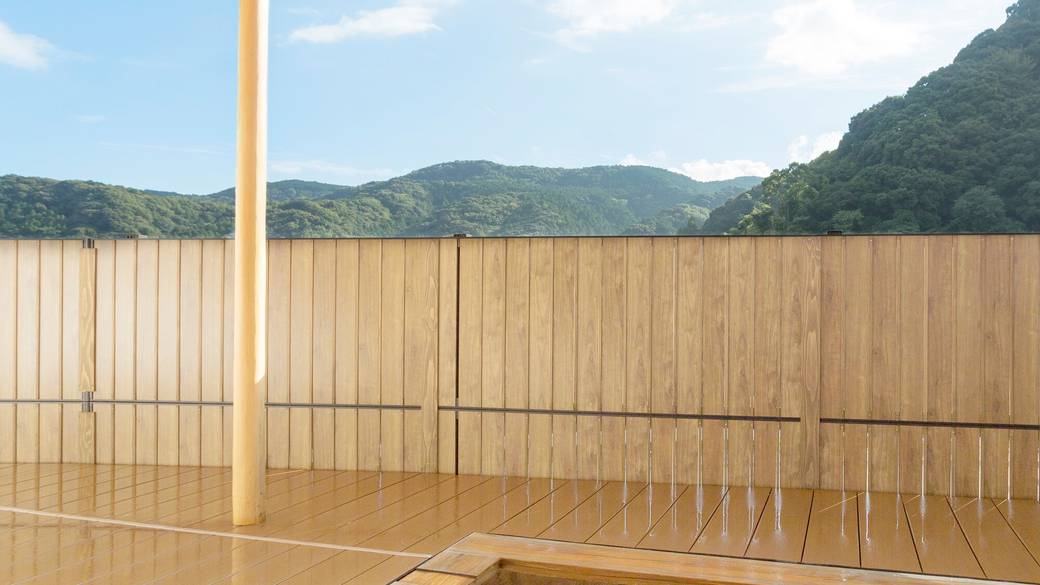 天然温泉と岩盤浴で
心地良くデトックス / 2