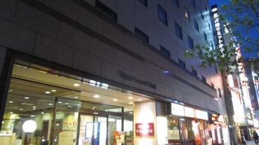 施設の正面 (日没後) / 3