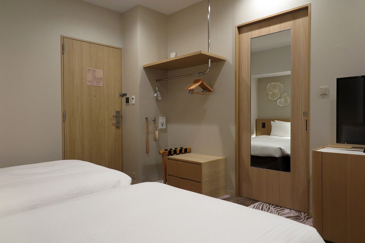 客室に吊り戸棚っていうのも、こちらで初めて見ました