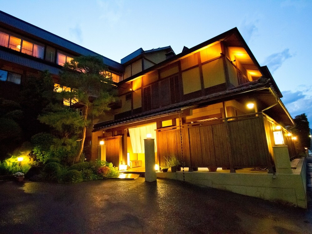 施設の正面 (日没後)