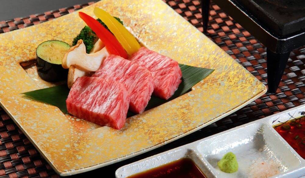 地産地消の懐石で
豪華な山海の幸を味わう / 4