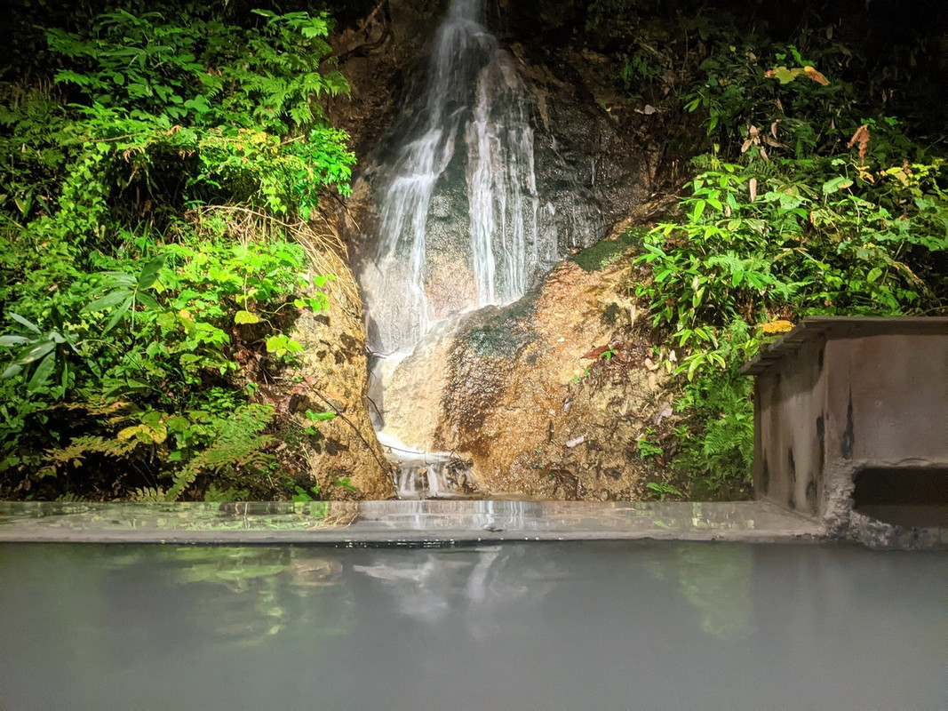 滝の見える貸切風呂。大きな貸切風呂がたくさんあります。