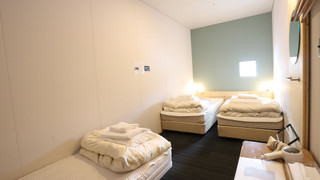 スタンダード トリプルルーム (共用シャワールーム、ベッドメイクはセルフとなります) (添い寝料金 7-12歳 2,000円, 0-6歳 無料)