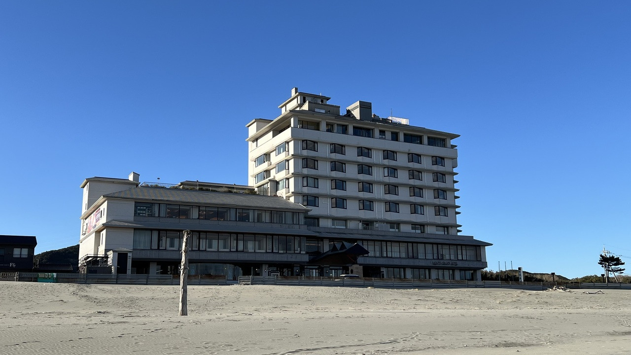 ビーチの目の前に建っています。