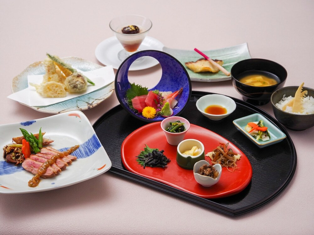 標高1,800ｍの大自然の中で乳白色の湯に浸かる4229873