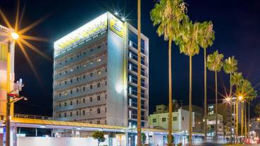 施設の正面 (日没後) / 1