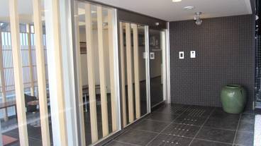 施設の入り口 / 12