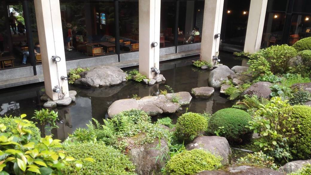 庭園を眺めつつ
ドリンクを満喫 / 2