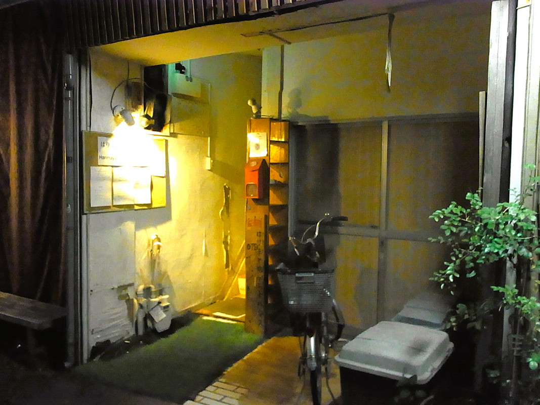 魚棚商店街の中１階の階段