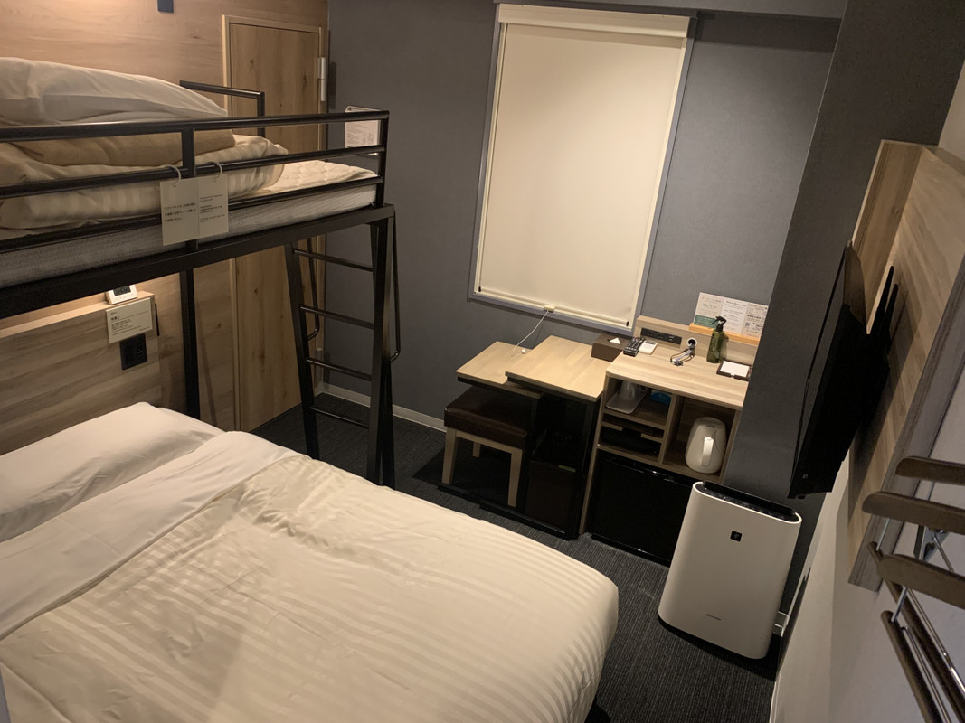 ダブルベッドの部屋です。使わないけどロフトも付いています