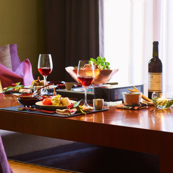 インルームダイニングもあり。至福の夕食タイム◎3745927