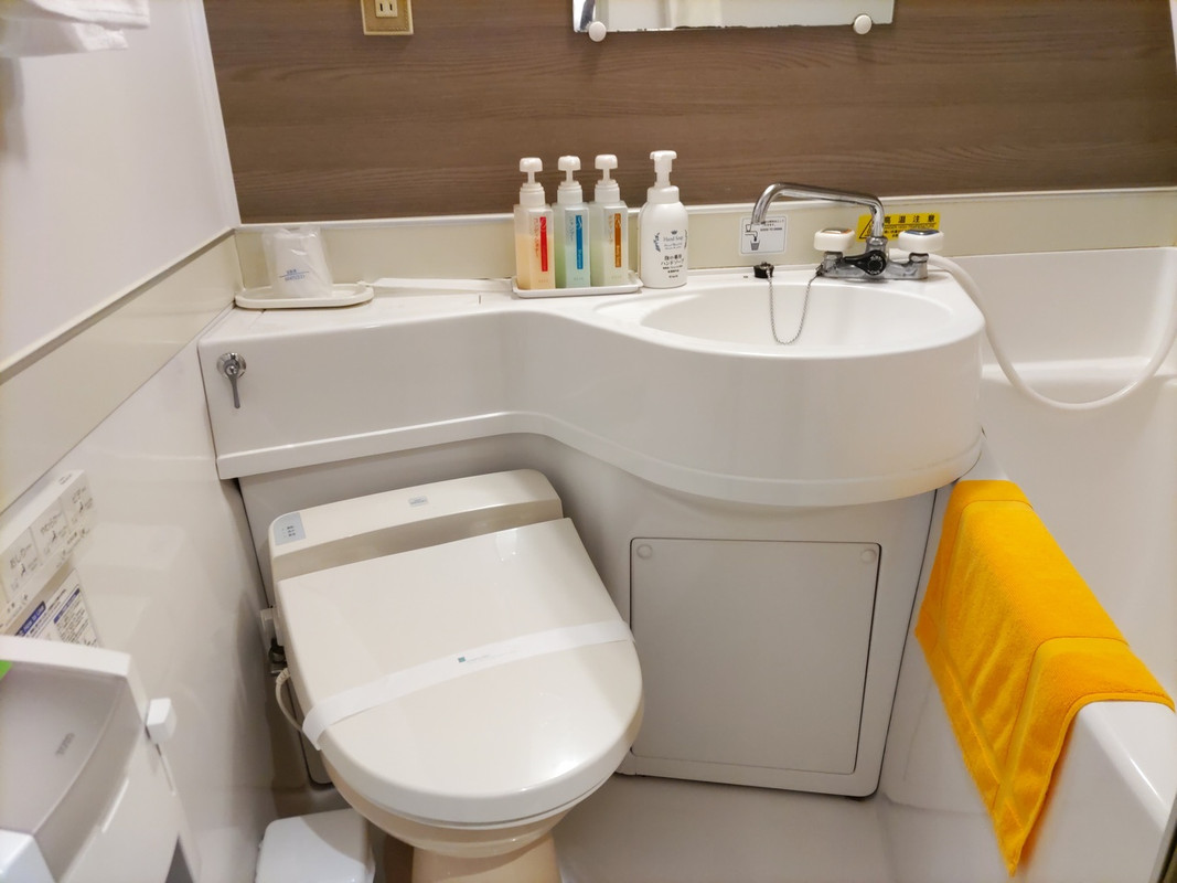 問題のユニットバス。シャワー蛇口は捻りにくく温度調節が難しい