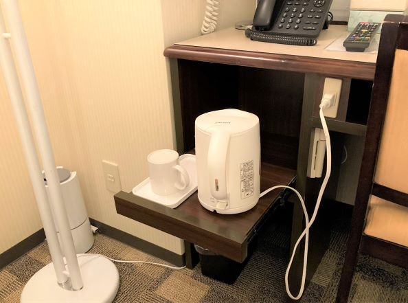 ポットを引き出せてコンセントも近いのは、PCを使う者には便利