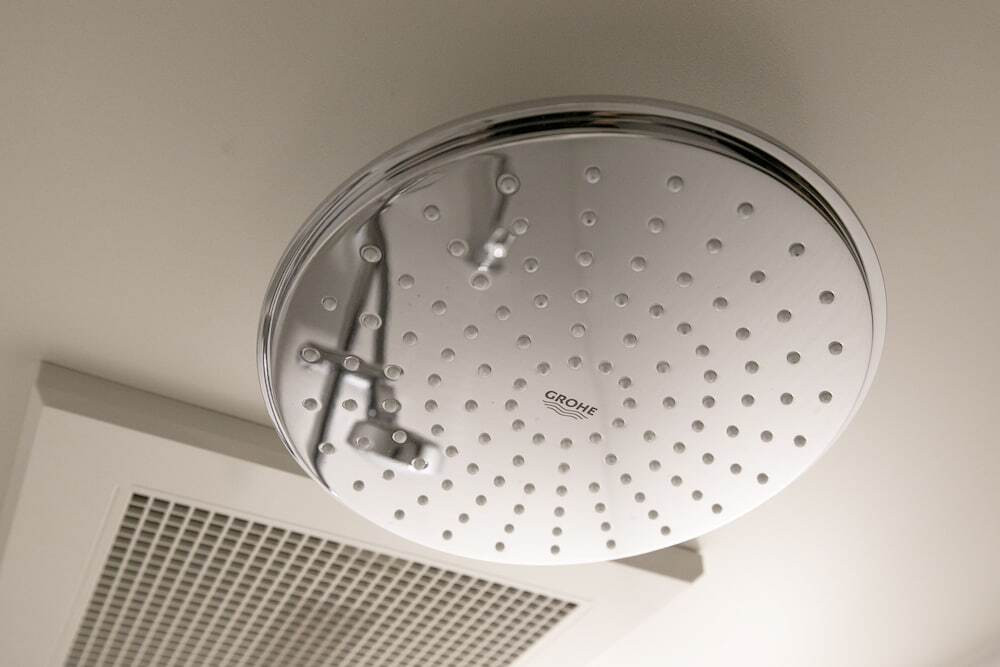 バスルームのシャワー