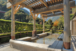 夜21時まで利用可能な足湯