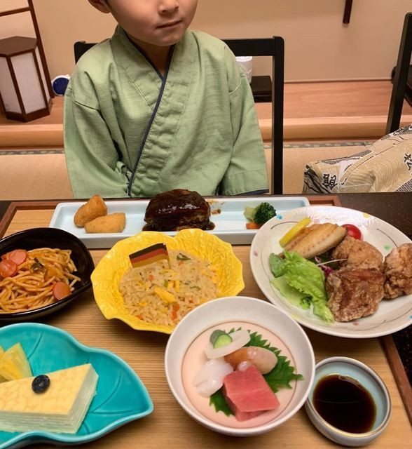 子ども用のお食事も、大人顔負けの豪華さ / 3