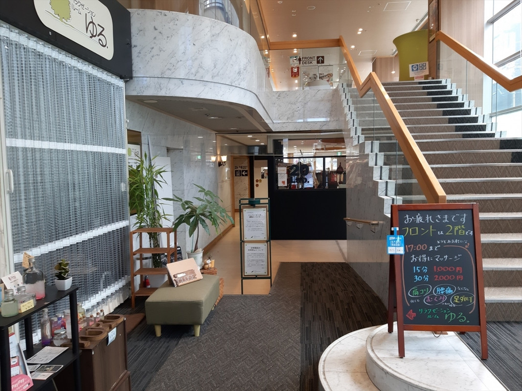 中に入るとフロントへの階段が。エレベーターは通路の奥。