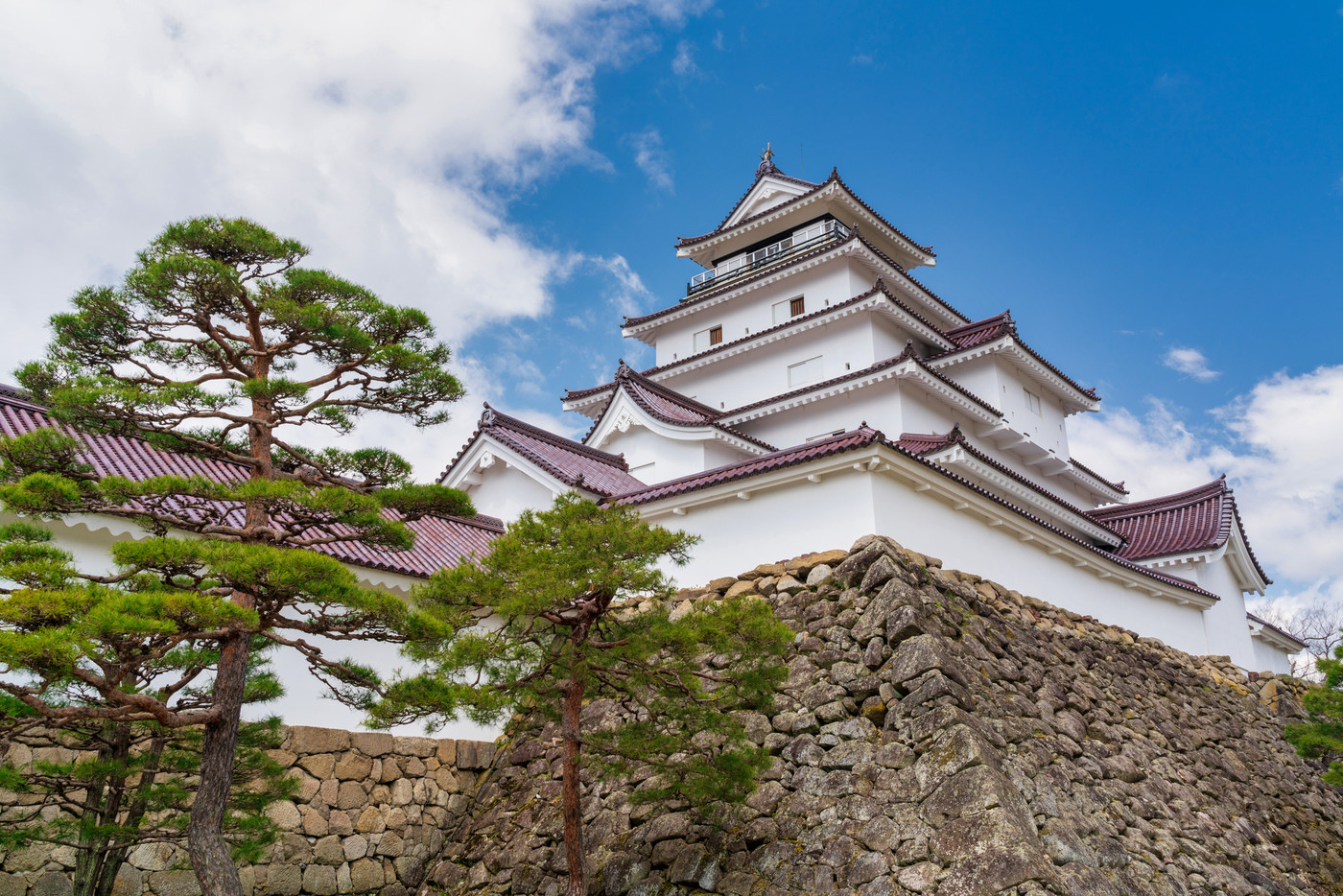 青空と鶴ヶ城（若松城）　福島県会津若松市