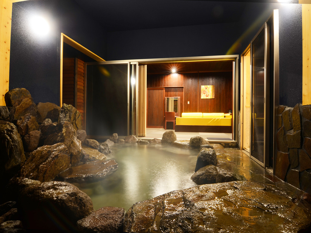 特別客室 心春 露天風呂(夜)