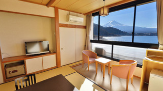 富士を一望の和室