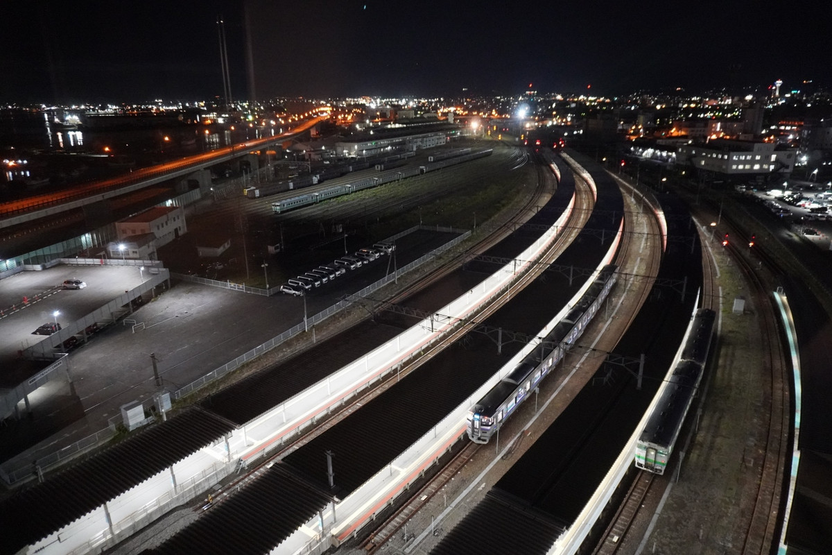 12階部屋からの函館駅ホームの夜景