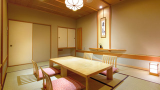 [禁煙室] 湖側露天風呂付き和室10畳[夕食は個室食事処または客室(選択不可)にて和食／朝食はレストランにて和食]