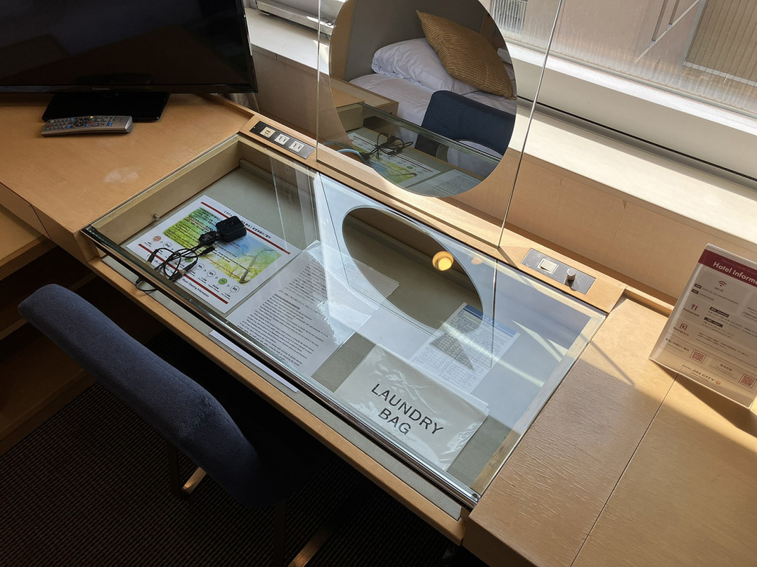 天板が透明のデスク、USB端子が充実