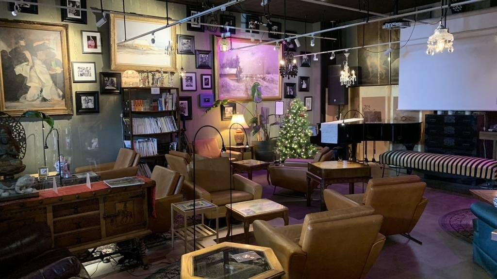 アートがたくさんのロビー / 3