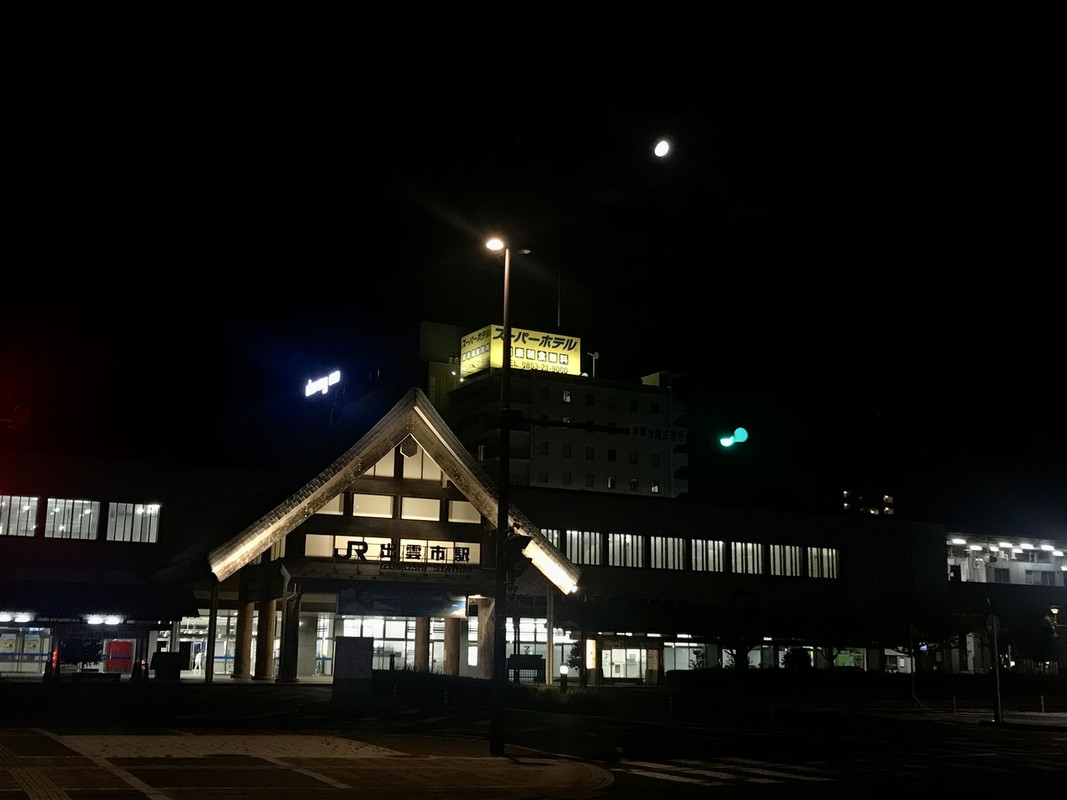 出雲大社や空港行きのバス停から見ると駅裏になります