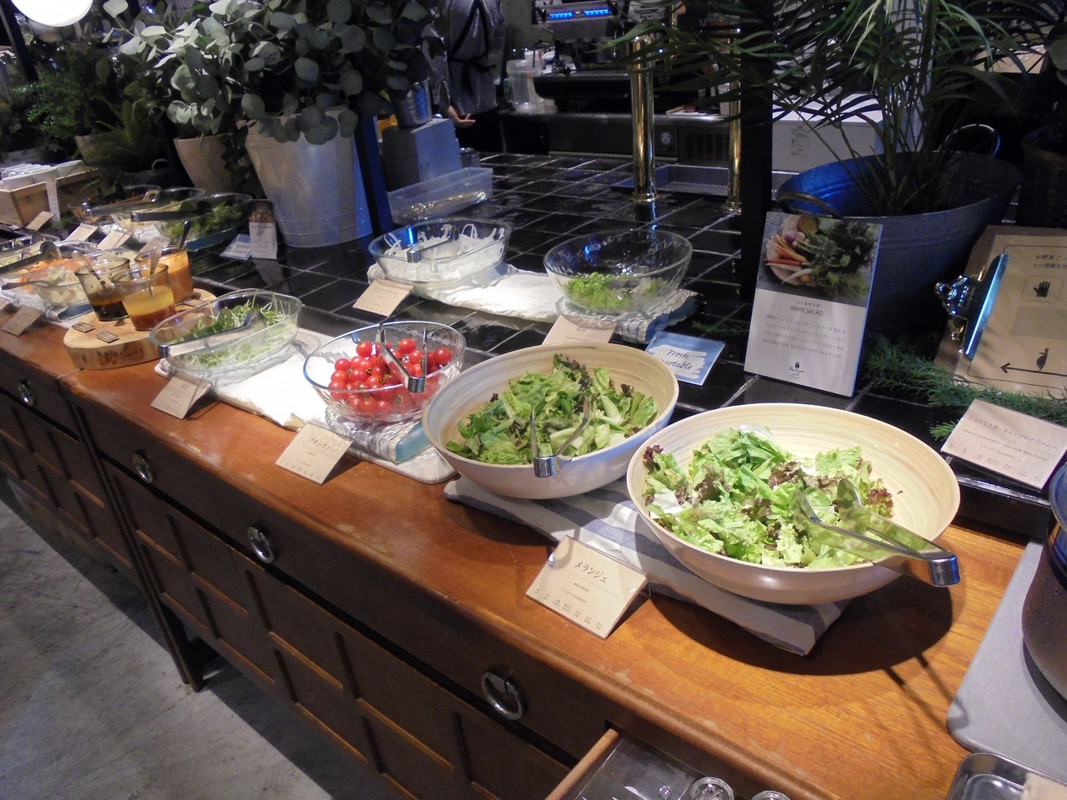 ブッフェ式の朝食 野菜サラダ類も充実