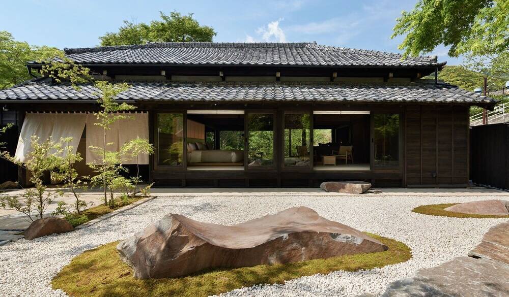 趣ある雰囲気の
歴史を感じる邸宅へ / 1