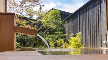 半露天風呂から見える日本庭園 / 2