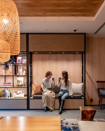 木材をふんだんに使った温もりを感じる「ラウンジ」3743758