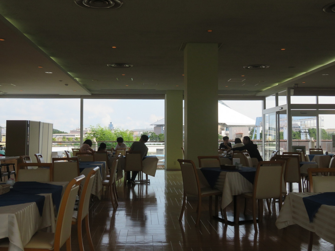 朝食会場。換気してほしいなあ。