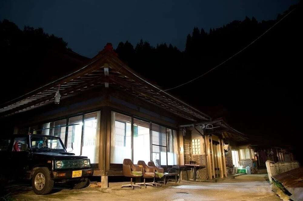 施設の正面 (日没後)