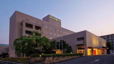 施設の正面 (日没後) / 1