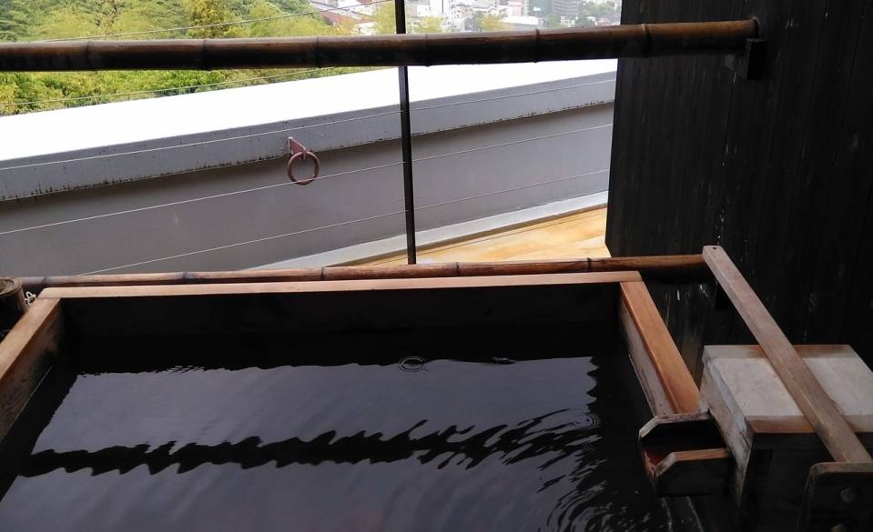 朝風呂にとっぷり
心ゆくまで温泉を堪能
 / 1